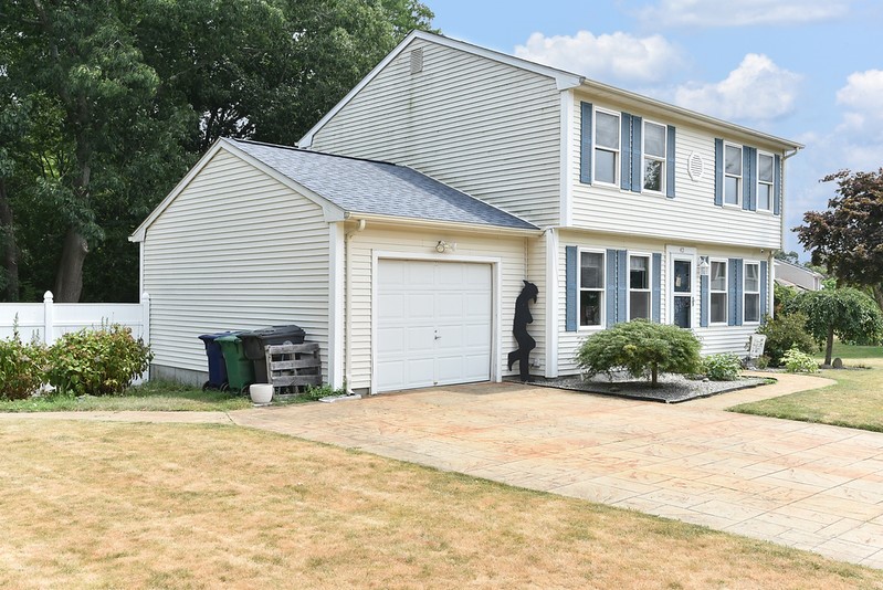 42 Remy Circle Warwick, RI 02886 - Photo 2 of 37