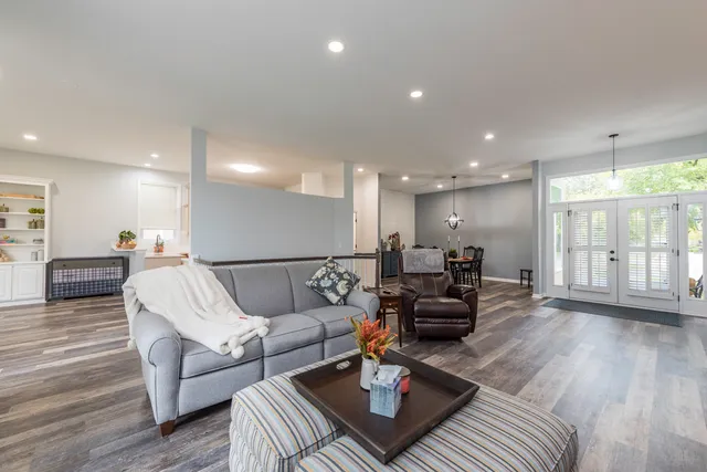 $349,500 | 3068 North Southern Hills Drive, Wadsworth, IL 60083