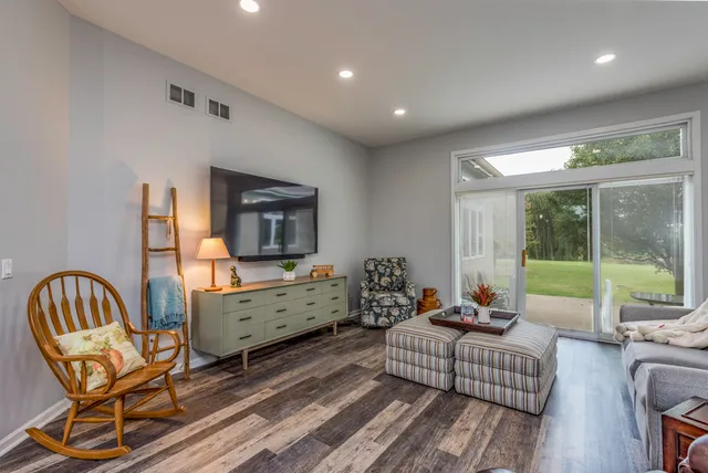 $349,500 | 3068 North Southern Hills Drive, Wadsworth, IL 60083