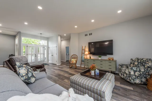 $349,500 | 3068 North Southern Hills Drive, Wadsworth, IL 60083