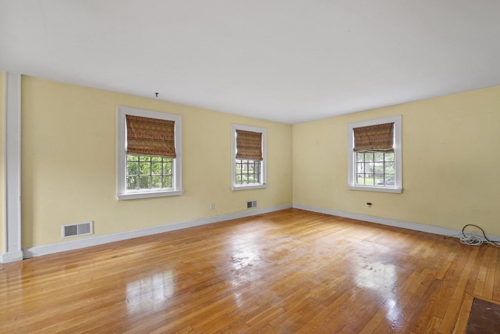 24 Hereford Road Marblehead, MA 01945 - Photo 8 of 34 Gallery Image 8