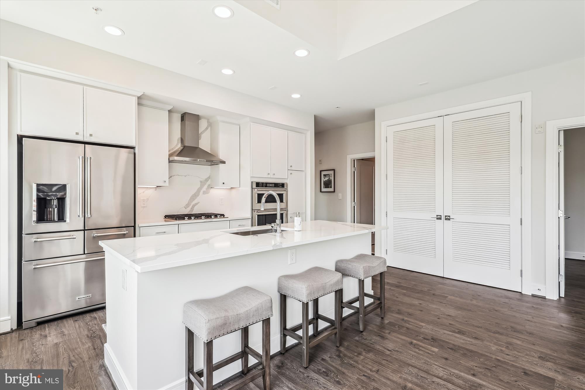 625 Slaters Lane, Unit 407 Alexandria, VA 22314 - Photo 10 of 42 A host's dream kitchen!