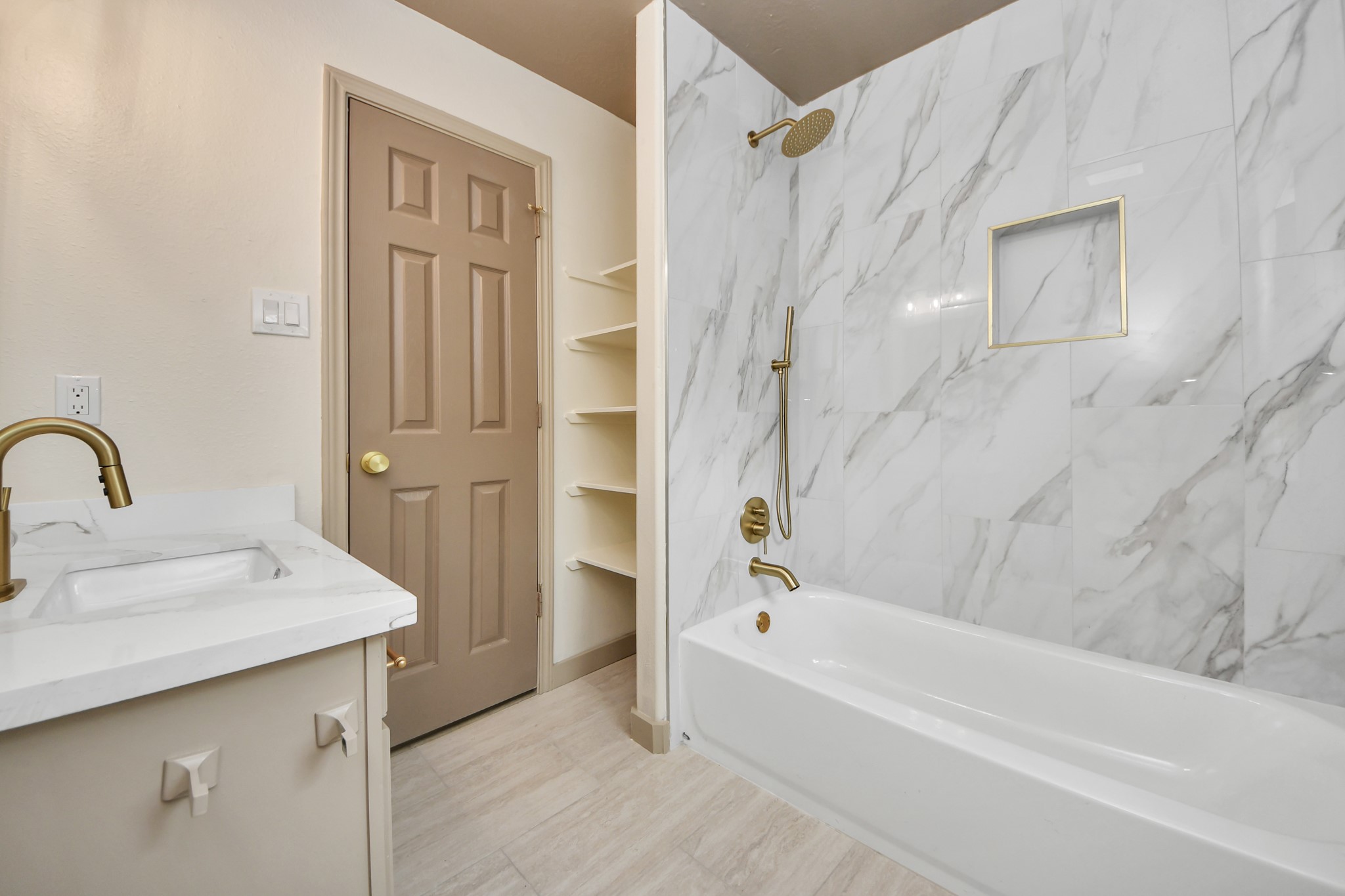 14423 Gadwall Court Houston, TX 77044 - Photo 16 of 42 a bathroom with a sink a mirror and a bathtub