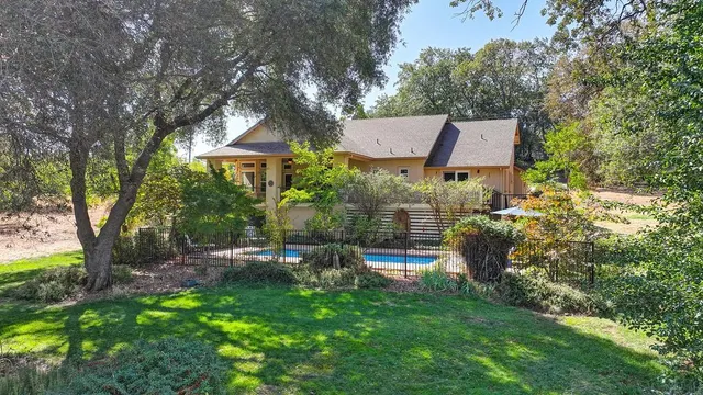 a view of house with a yard