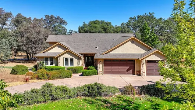 a view of a back yard of the house