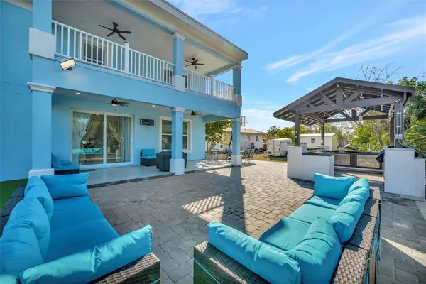 a picture of a black and white photo