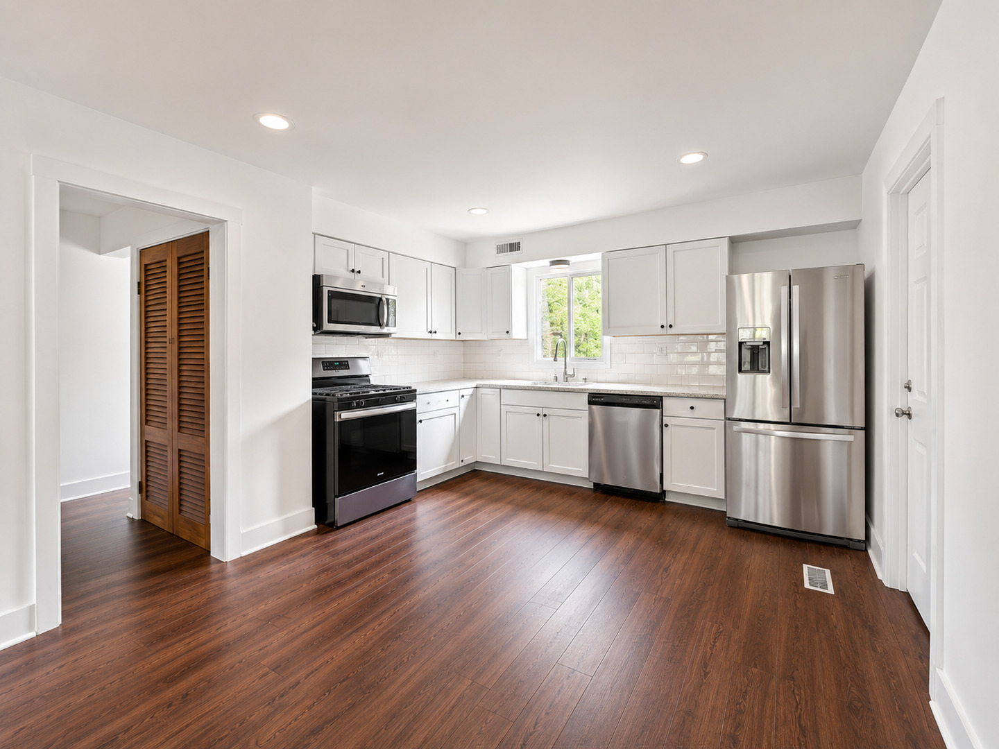 254 Thornhurst Road Bolingbrook, IL 60440 - Photo 3 of 33
