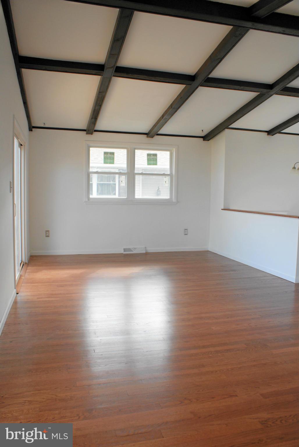 231 Atlanta Road Pasadena, MD 21122 - Photo 14 of 30 Living Room