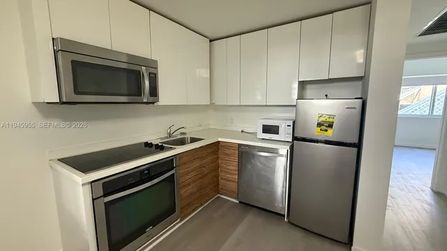 en empty room with windows and ceiling fan