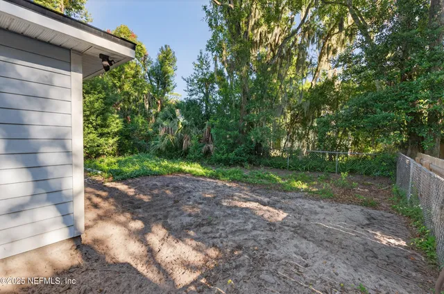 a view of a backyard