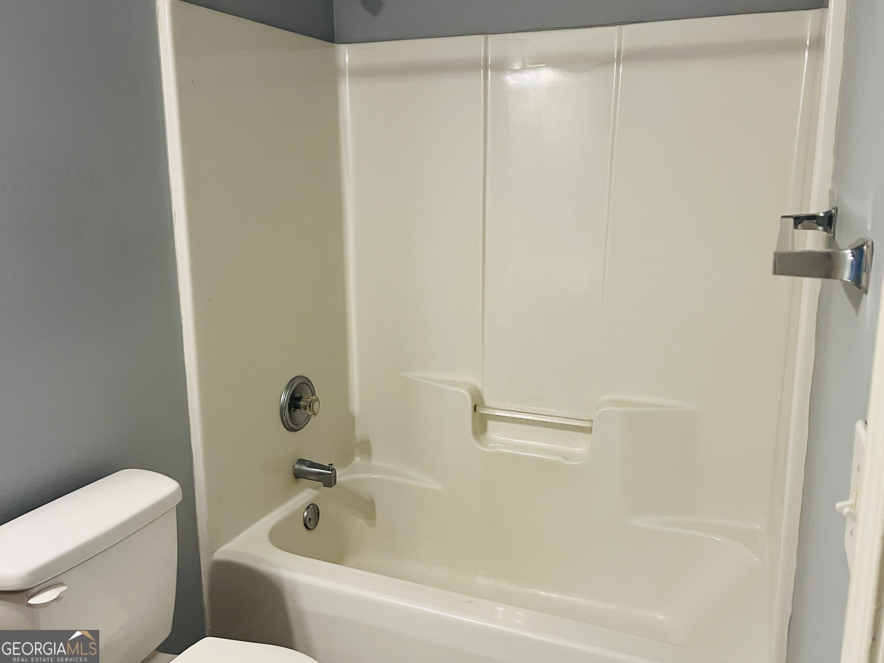 405 Peeks Crossing Drive Senoia, GA 30276 - Photo 19 of 31 a white bath tub with a white toilet