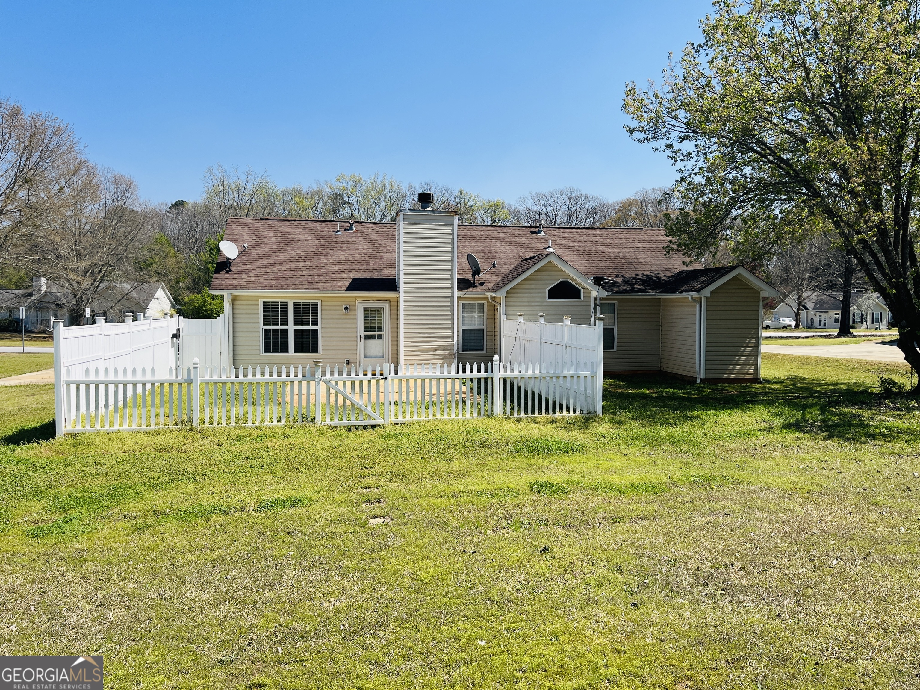 405 Peeks Crossing Drive Senoia, GA 30276 - Photo 29 of 31 a front view of a house with a garden