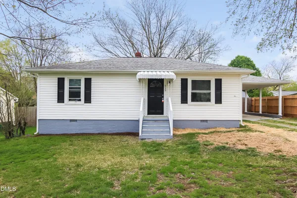 a view of front of a house with a yard