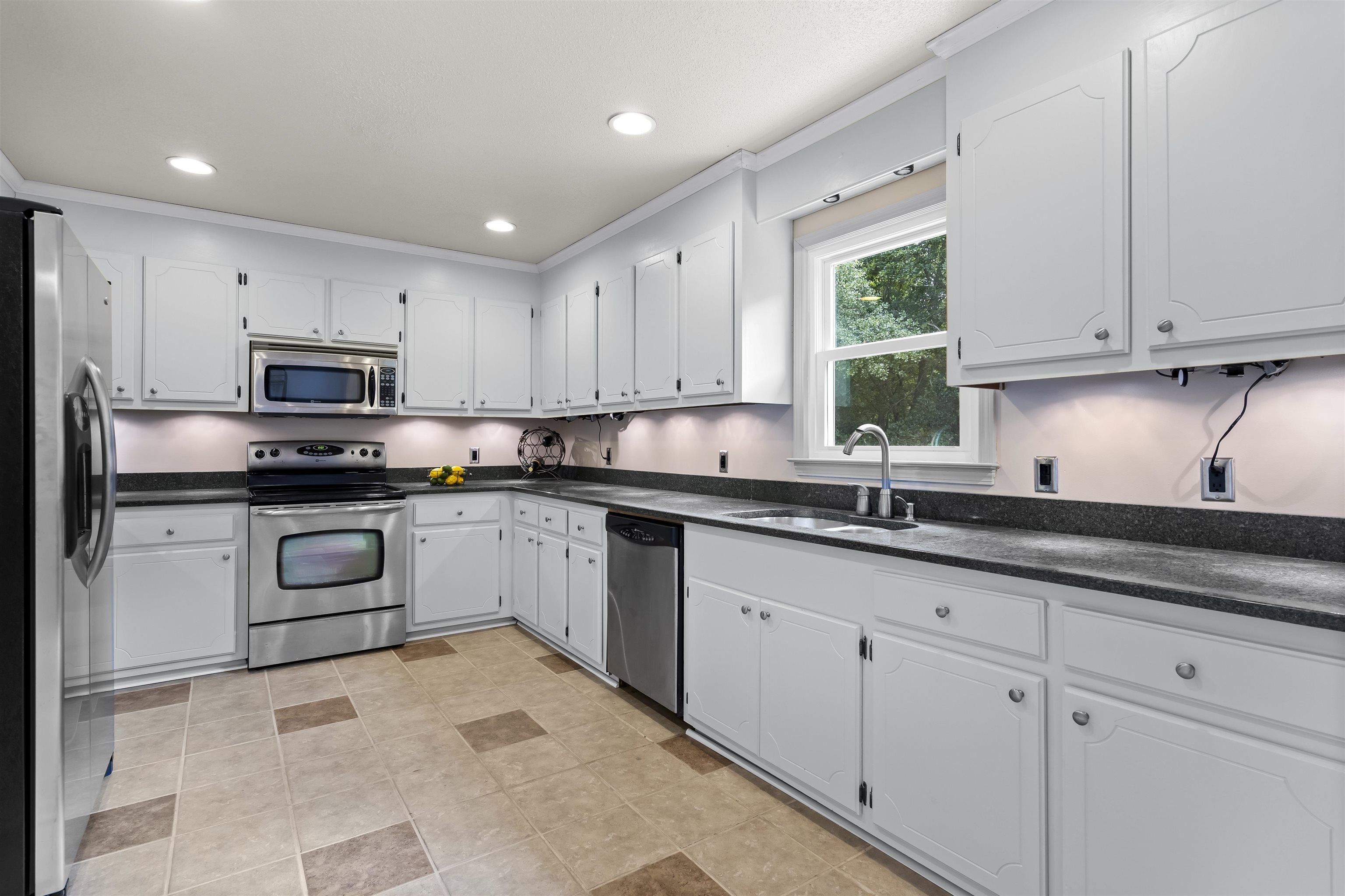 404 Ridgeway Court Easley, SC 29640 - Photo 8 of 35