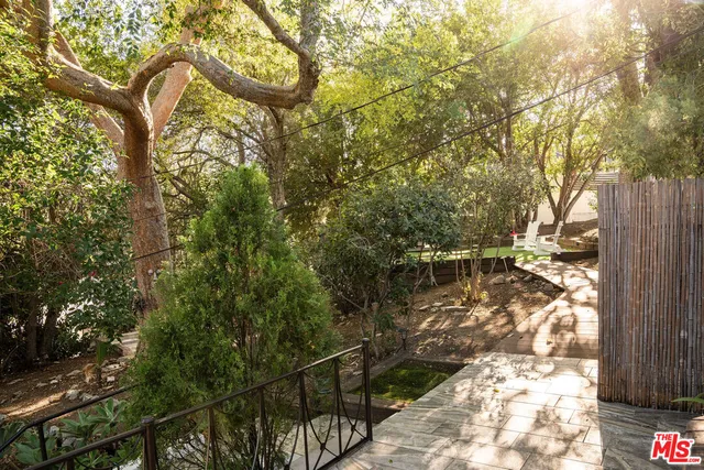 a view of yard with green space