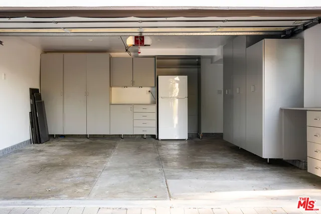 a picture of a cabinet