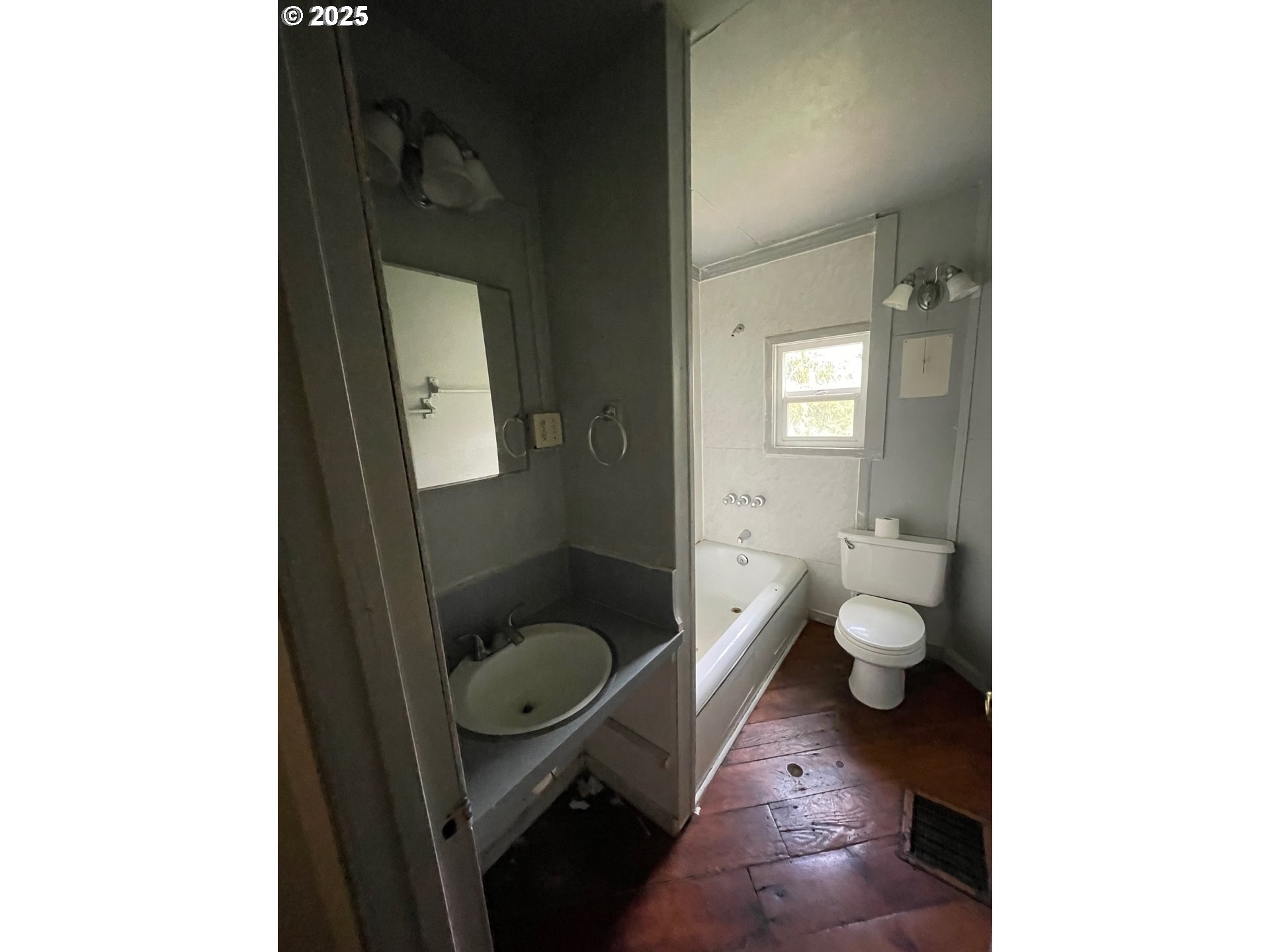 32683 West Saginaw Road Cottage Grove, OR 97424 - Photo 12 of 22 Bathroom