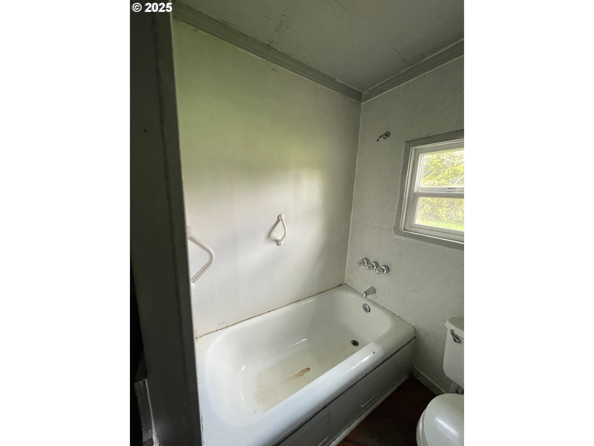 32683 West Saginaw Road Cottage Grove, OR 97424 - Photo 13 of 22 Bathroom