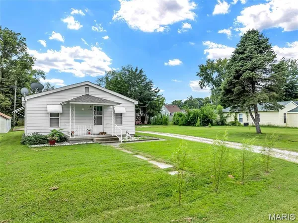 $73,900 | 430 Roosevelt Avenue, Wood River, IL 62095