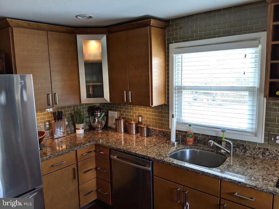 119 Devonshire Road Wilmington, DE 19803 - Photo 13 of 37 Ultra modern kitchen w/granite & quartz counters.
