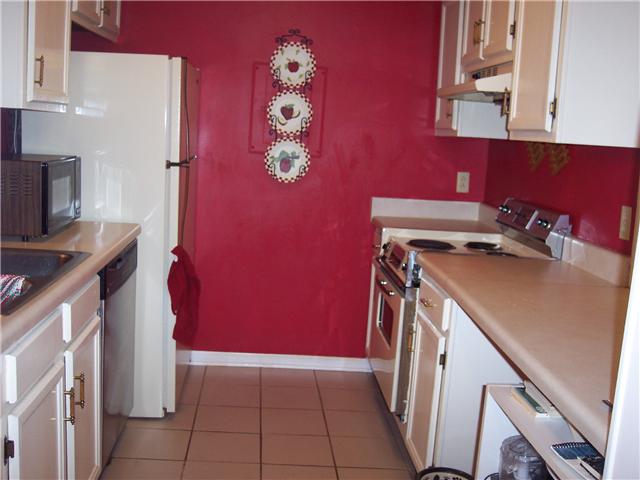 4001 Anderson Road, Unit D74 Nashville, TN 37217 - Photo 5 of 17 Kitchen with lots of counter space!