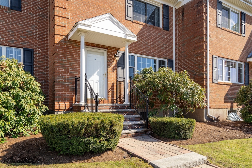 19 April Lane, Unit 19 Lexington, MA 02421 - Photo 3 of 39