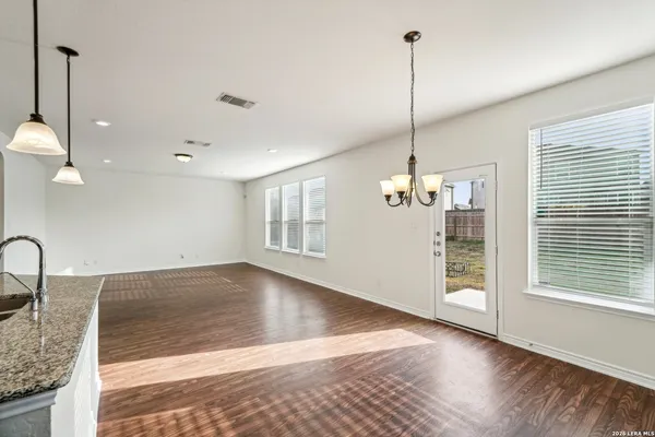 $2,095 | 3306 Putnam Fields, Converse, TX 78109