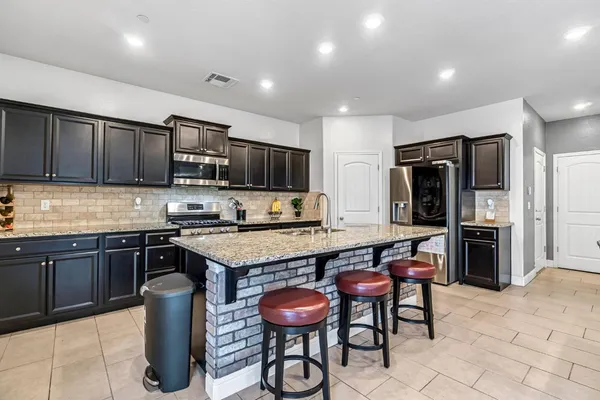 $480,000 | 2425 North Divisadero Street, Visalia, CA 93291