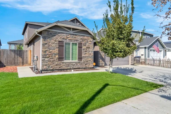 $480,000 | 2425 North Divisadero Street, Visalia, CA 93291