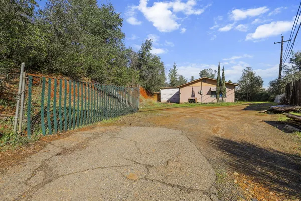 a view of back yard of the house