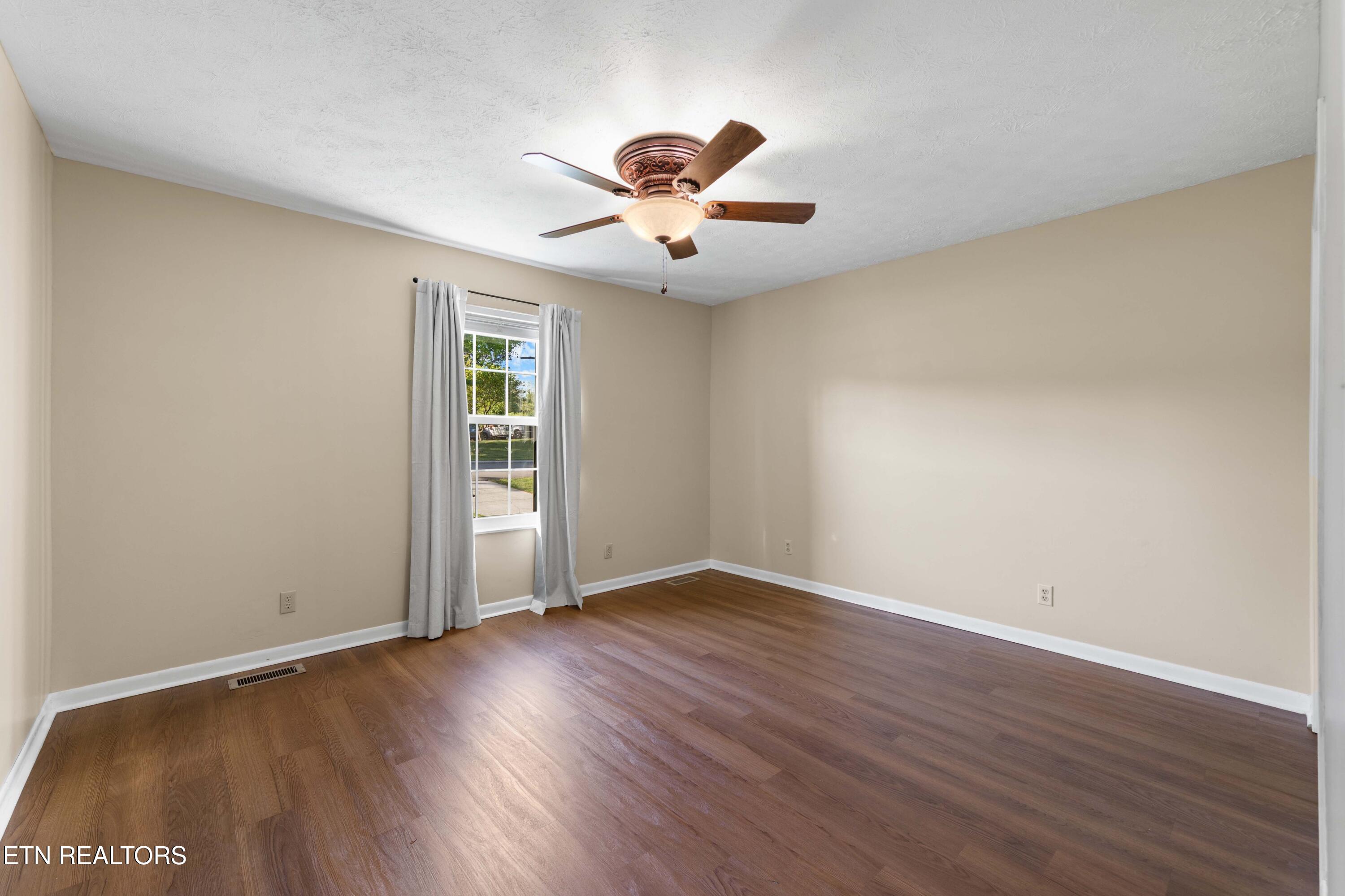 939 Fowler Street Clinton, TN 37716 - Photo 18 of 36 030A0949