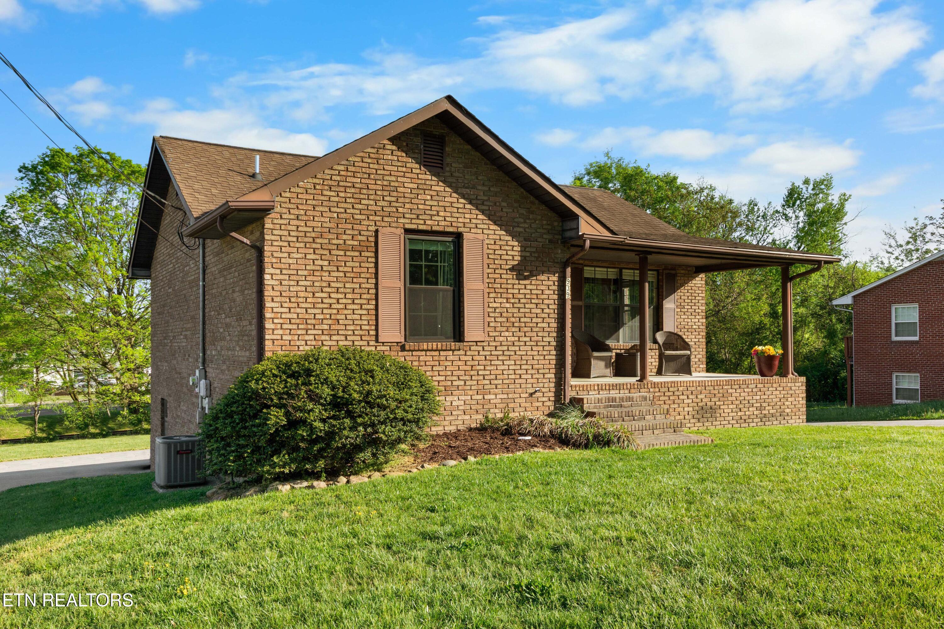 939 Fowler Street Clinton, TN 37716 - Photo 2 of 36 030A1167