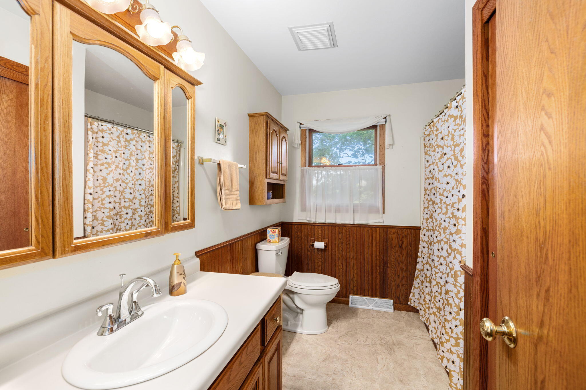 W5751 Koss Road Onalaska, WI 54650 - Photo 11 of 31 Full Bathroom on Main