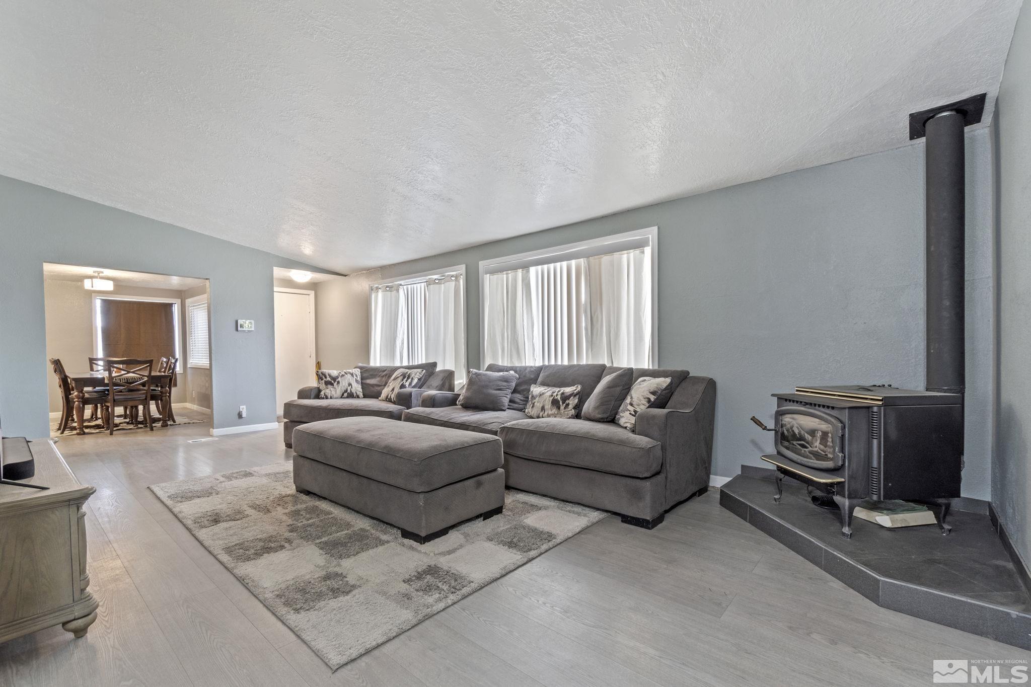 3940 Macaw Lane Reno, NV 89508 - Photo 11 of 35 a living room with furniture and a window