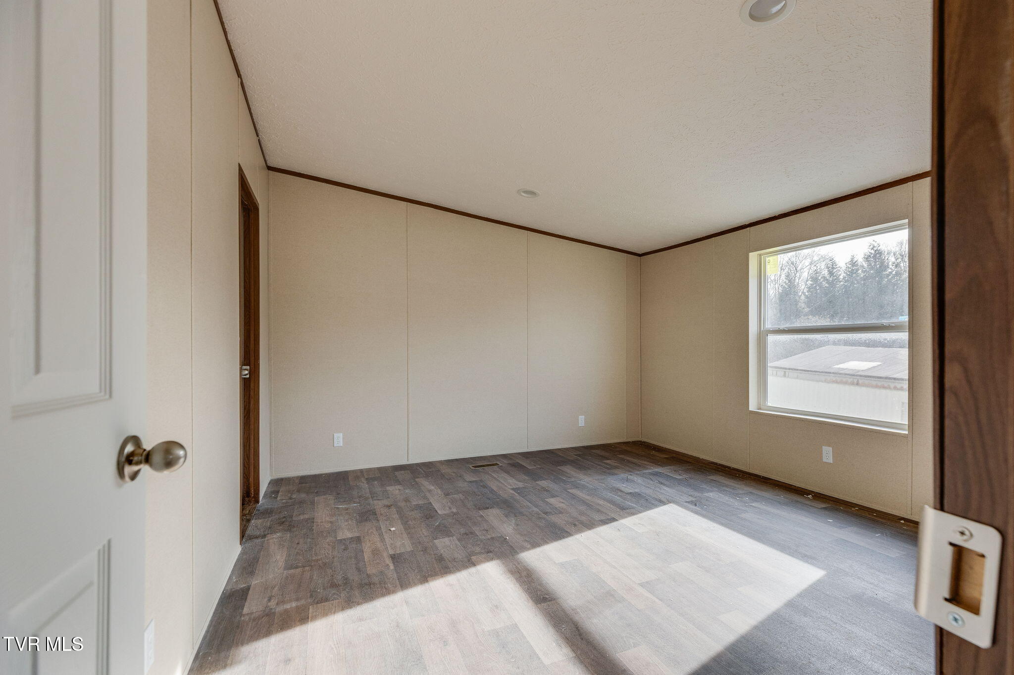 456 Meadow View Road Bristol, TN 37620 - Photo 11 of 25 011