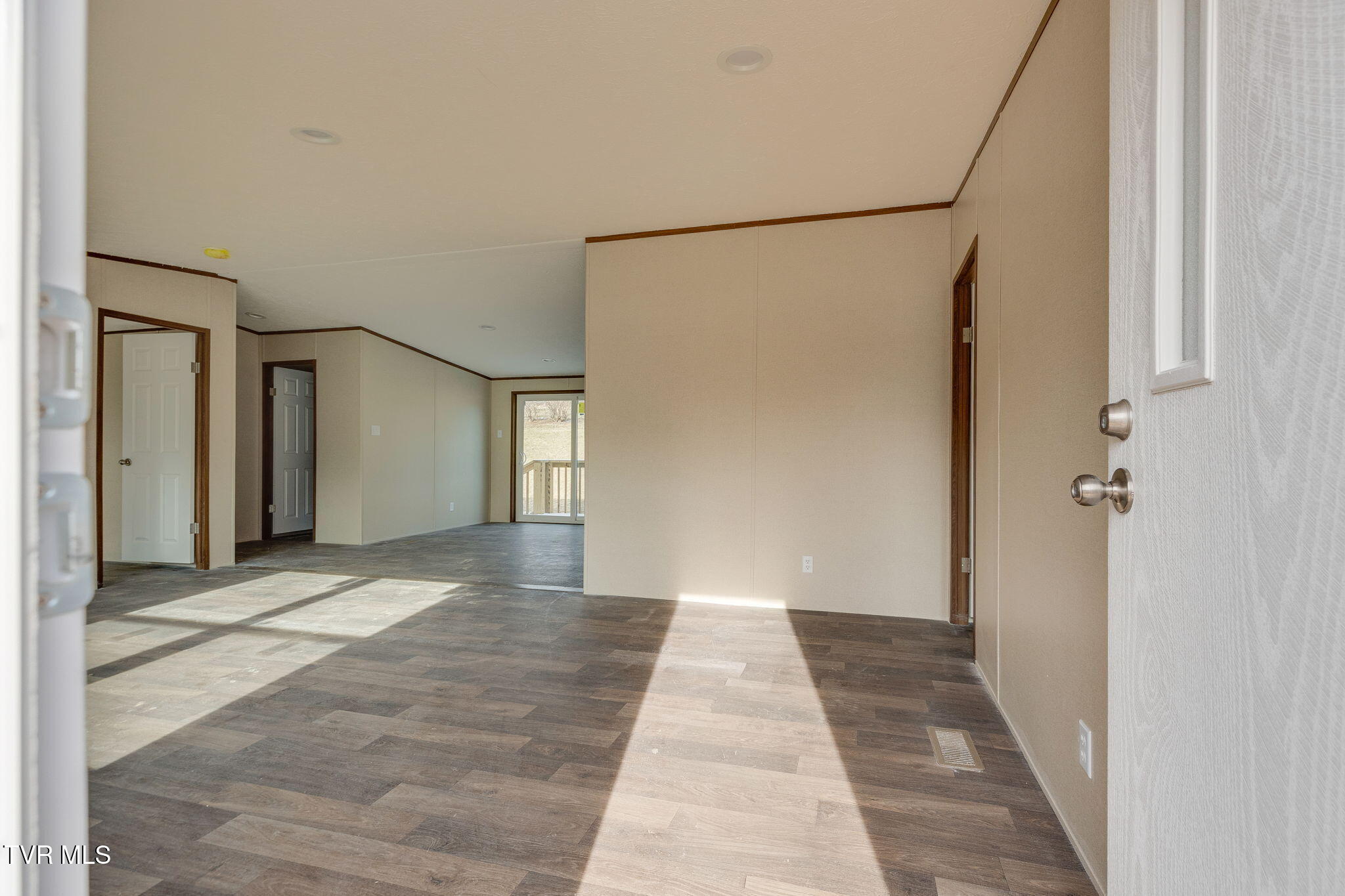 456 Meadow View Road Bristol, TN 37620 - Photo 2 of 25 002