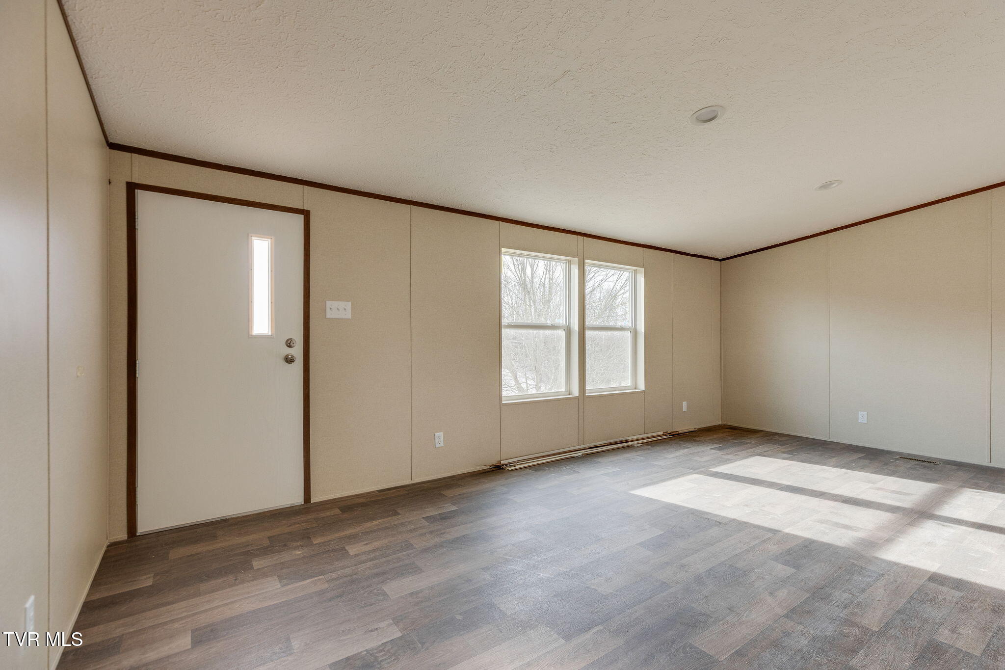 456 Meadow View Road Bristol, TN 37620 - Photo 3 of 25 003