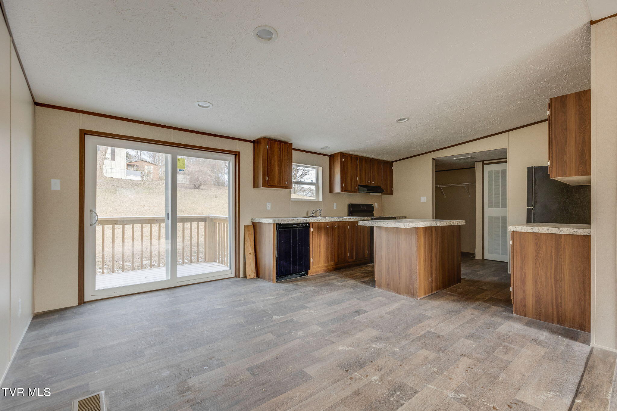 456 Meadow View Road Bristol, TN 37620 - Photo 5 of 25 005