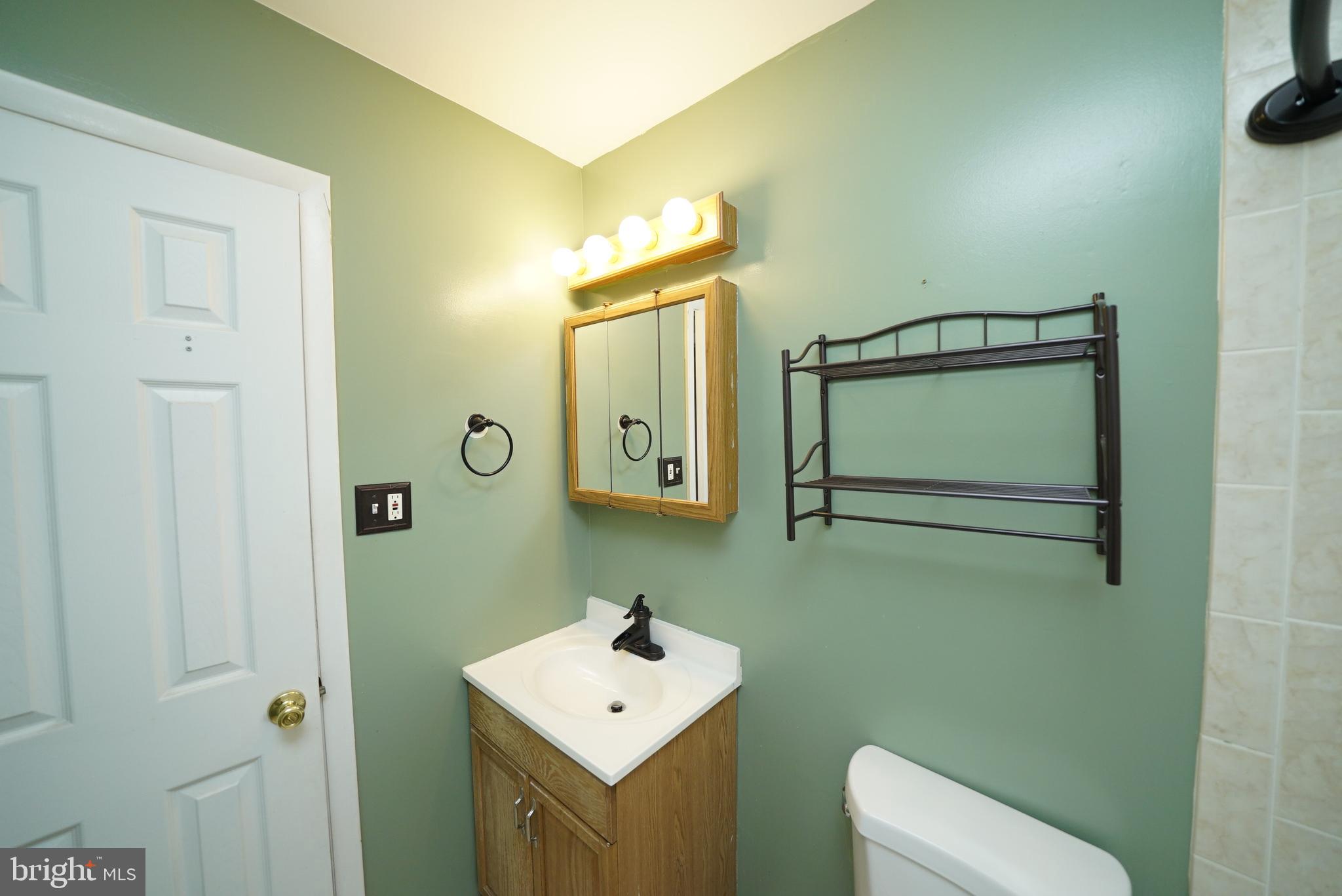 4121 Granby Road Woodbridge, VA 22193 - Photo 12 of 22 UPPER LEVEL FULL BATH 2