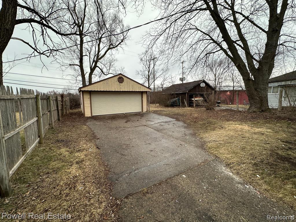 1105 Dover Road Pontiac, MI 48341 - Photo 4 of 24