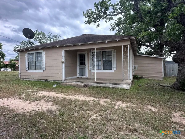 $1,100 | 921 East Courthouse Street, Cuero, TX 77954