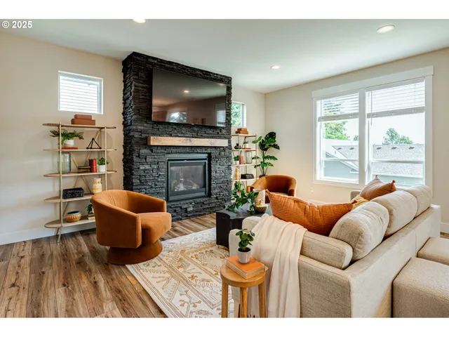 $550,000 | 124 West 12th Way, La Center, WA 98629