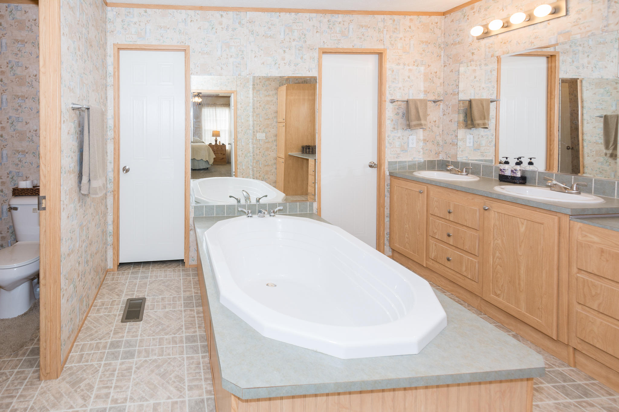 1701 Whiteoak Swamps Road Dunlap, TN 37327 - Photo 17 of 38 Master Bath Tub