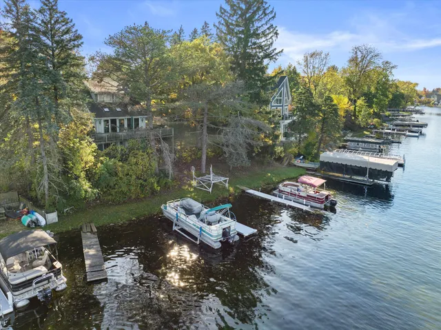 $1,199,000 | N53-w34956 Rd B, Oconomowoc, WI 53069