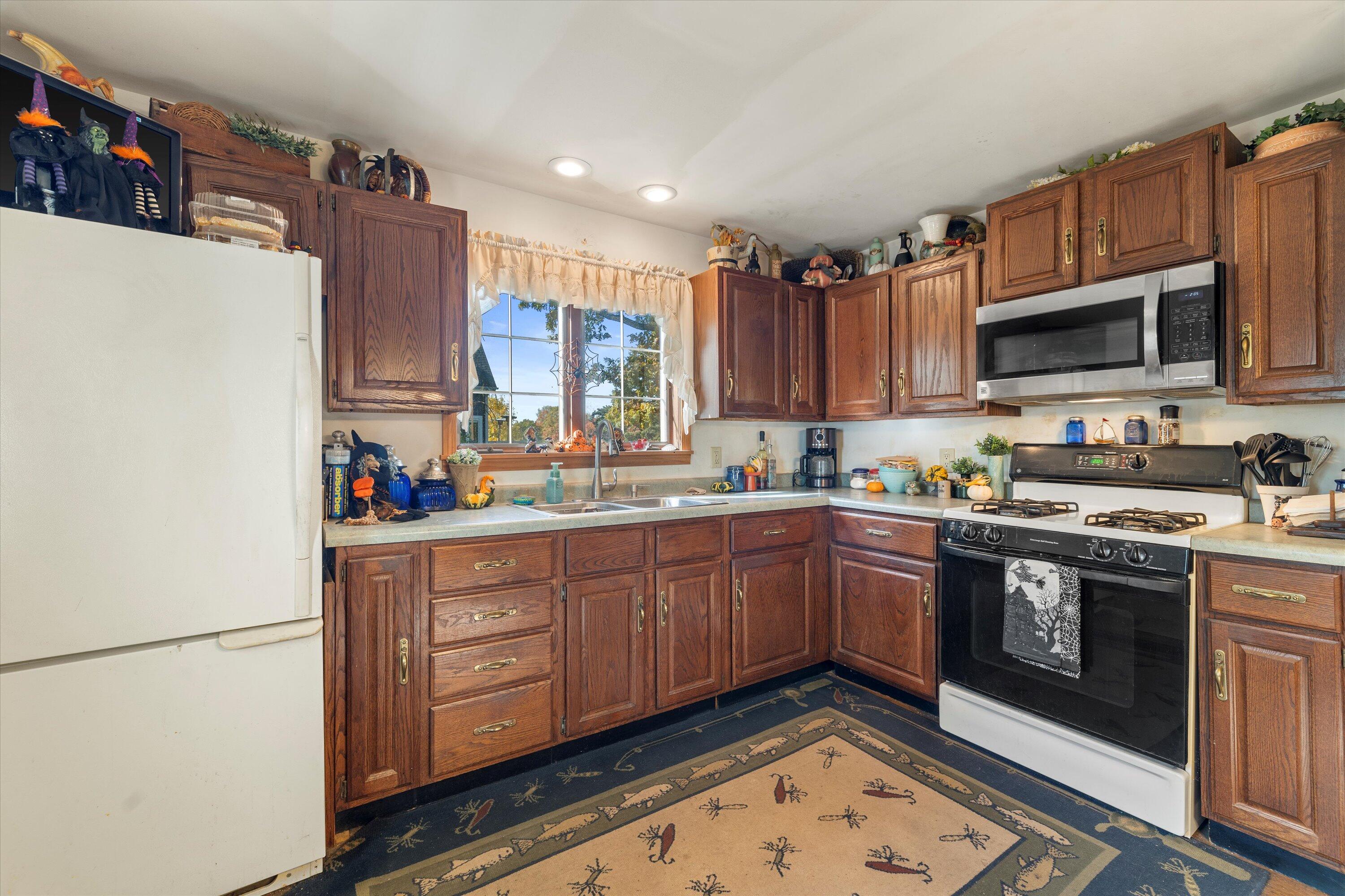 N53-w34956 Rd B Oconomowoc, WI 53069 - Photo 20 of 42 Kitchen