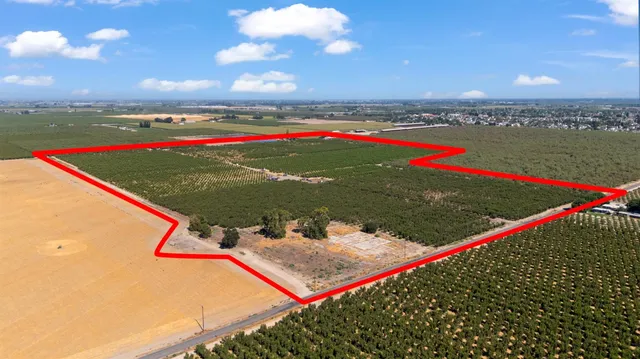 a view of a tennis court