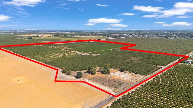 a view of a tennis court