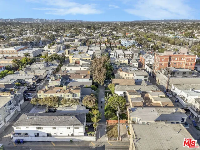 $2,650,000 | 11 20th Avenue, Venice, CA 90291
