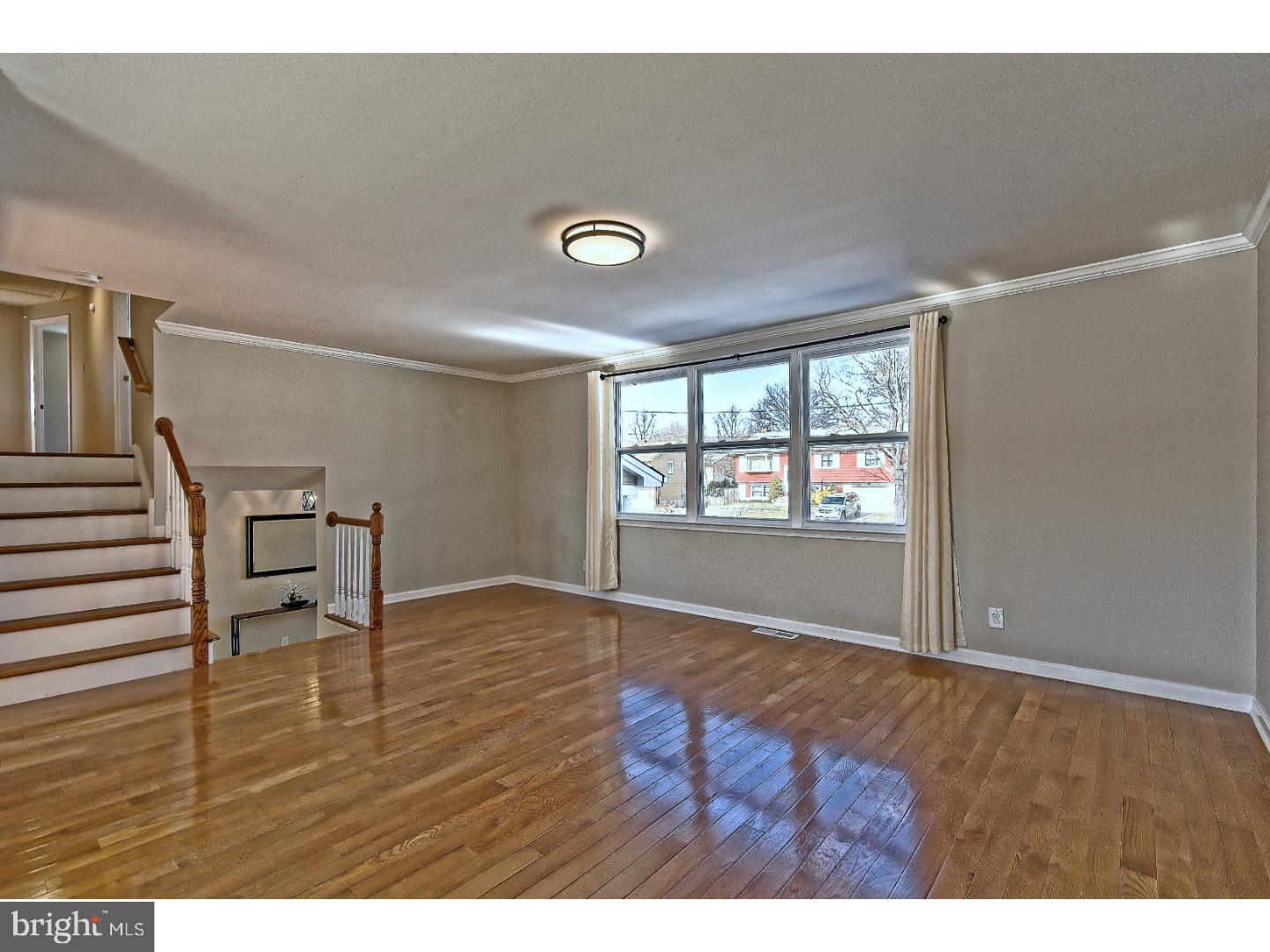 24 Regent Road Cherry Hill, NJ 08003 - Photo 7 of 25 Living Room