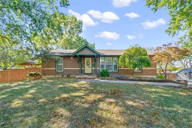 $273,000 | 305 Northwest 17th Street, Blue Springs, MO 64015